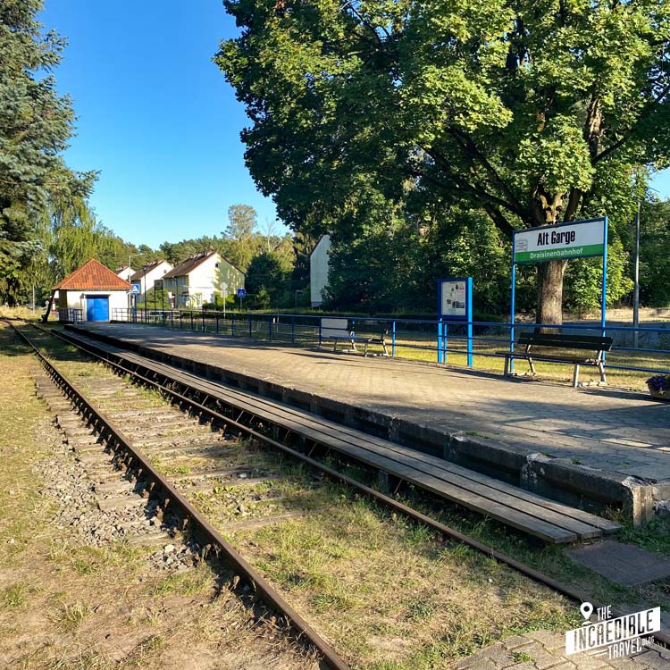Gleis und Bahnsteig des Bahnhofs