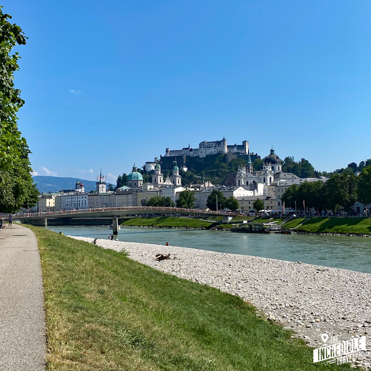 Brücke über die Salzach, im Hintergrund die Burg von Salzburg