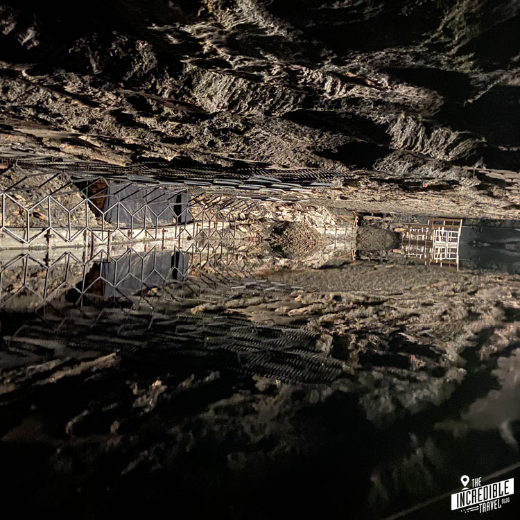 Decke spiegelt sich in einem unterirdischen See