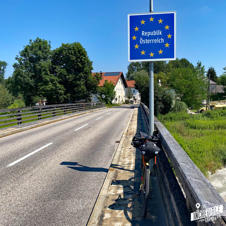 Schild "Republik Österreich" und Rad auf einer Brücke