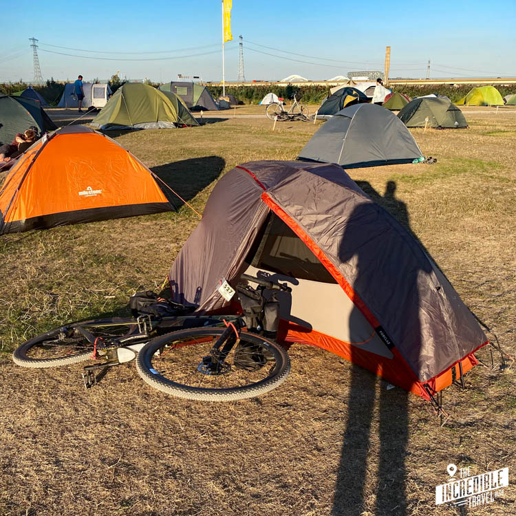 Fahrrad auf dem Boden vor dem Zelt liegend