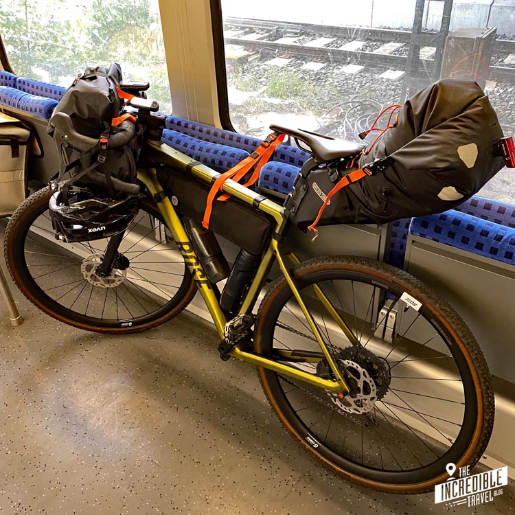 Fahrrad im Regionalzug vor Klappsitzen befestigt