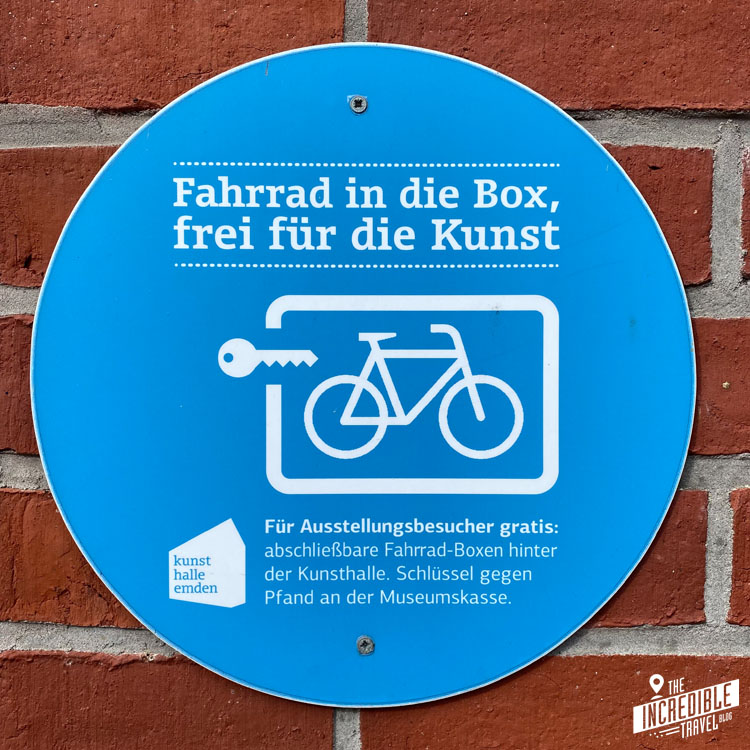 Hinweisschild an der Museumswand auf abschließbare Fahrradboxen