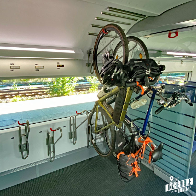 Zwei vertikal aufgehängte Fahrräder im Zug