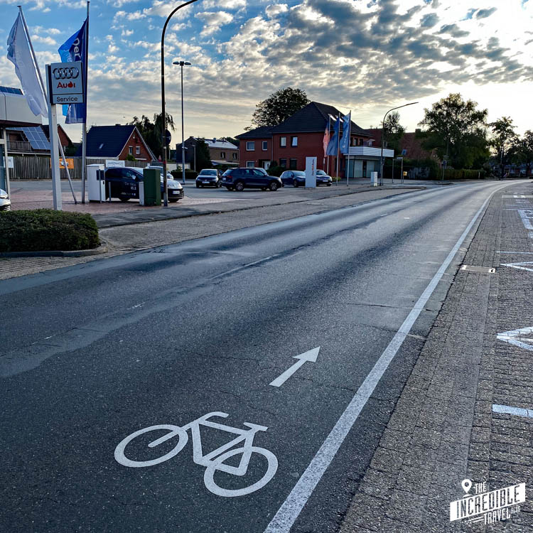 Fahrradsymbol und Richtungspfeil auf einer Straße ohne weitere Kennzeichnungen