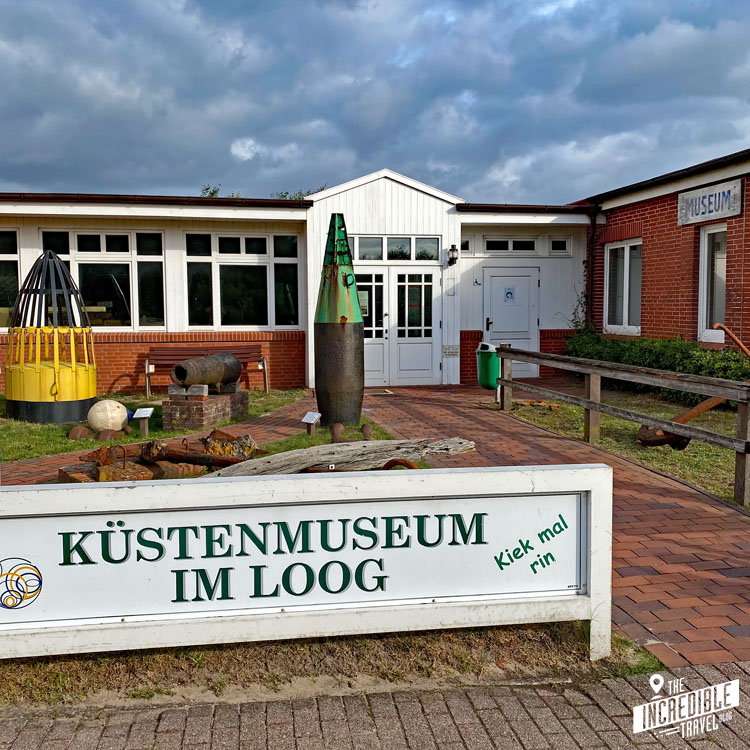 Museumsgebäude mit Bojen als Ausstellungsstücken vor der Tür