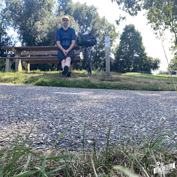 Selfie auf einer Parkbank sitzend neben dem Fahrrad