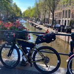 Fahrrad auf einer Brücke in Amsterdam vor einer Gracht