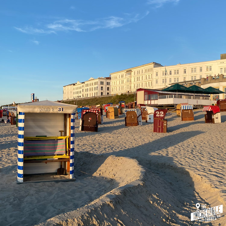 Strandzelt und Strandkörbe, im Hintergrund die Promenade mit alten Hotels