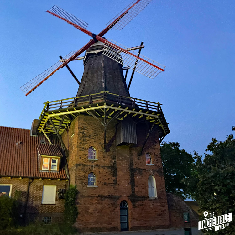 Windmühle in der Abenddämmerung