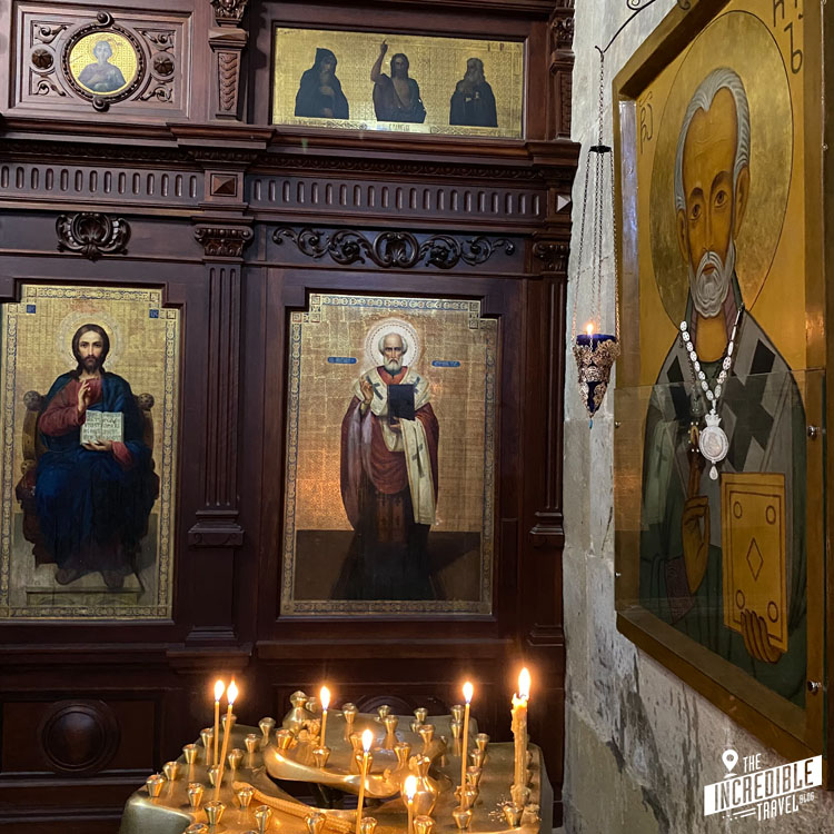 Ikonen hinter angezündeten Kerzen in der Swetizchoweli-Kathedrale