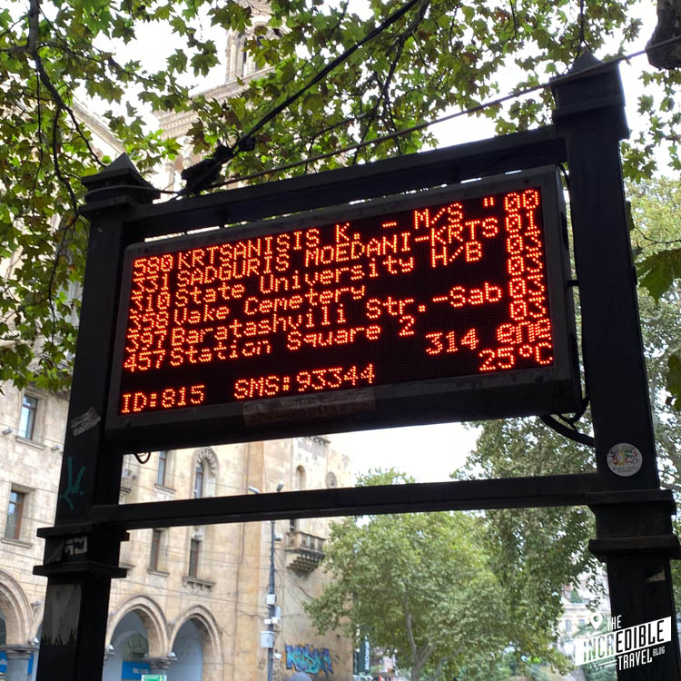 Anzeige Bushaltestelle Tiflis auf englisch