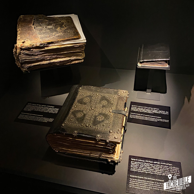 Bibeln in einer Vitrine im ethnografischen Museum in Mestia
