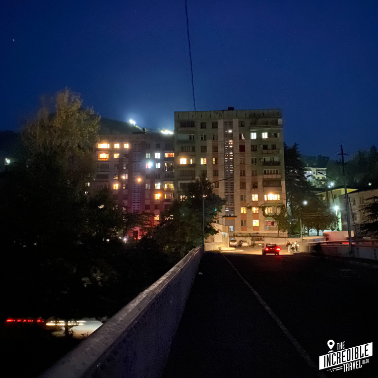 Dunkle Straßen, nur etwas Beleuchtung in Hochhäusern