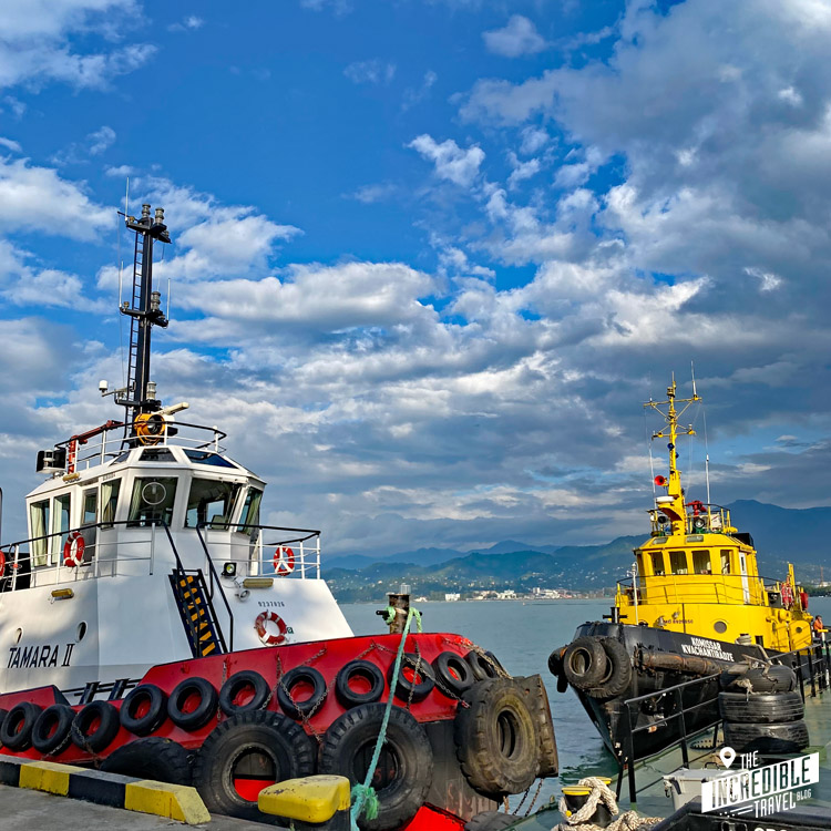 Zwei Schiffe im Hafen von Batumi