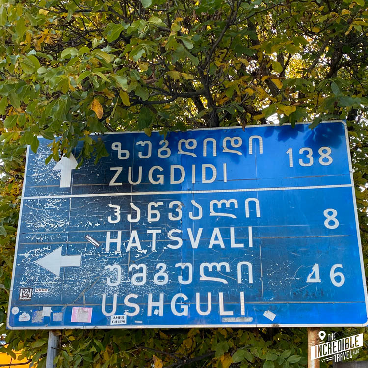 Straßenschild: 46 Kilometer nach Ushguli