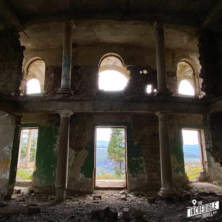 Innenansicht des verfallenen Pionierpalasts in Chiatura