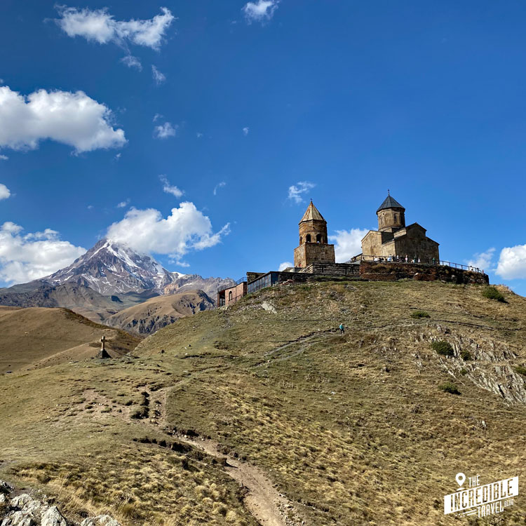 Kirche mit Mount Kasbek im Hintergrund