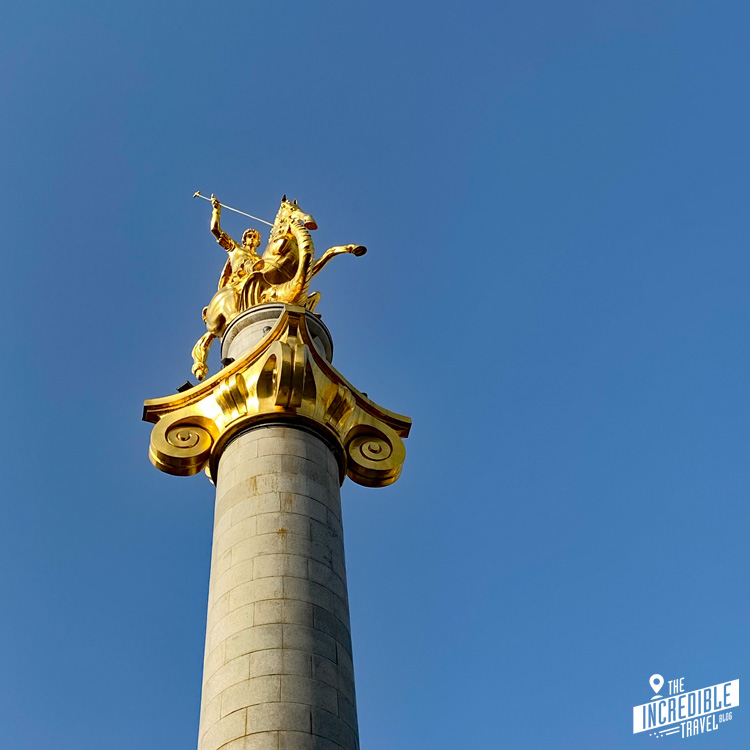 Goldene Figur auf einer Säule auf dem Freiheitsplatz in Tiflis