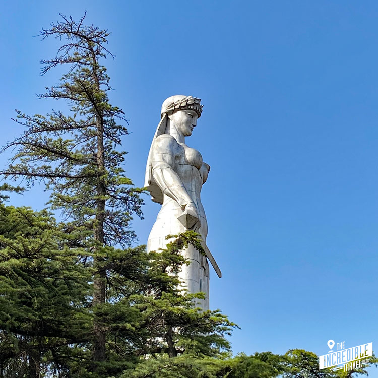 Hohe Statue einer Frau aus Aluminium