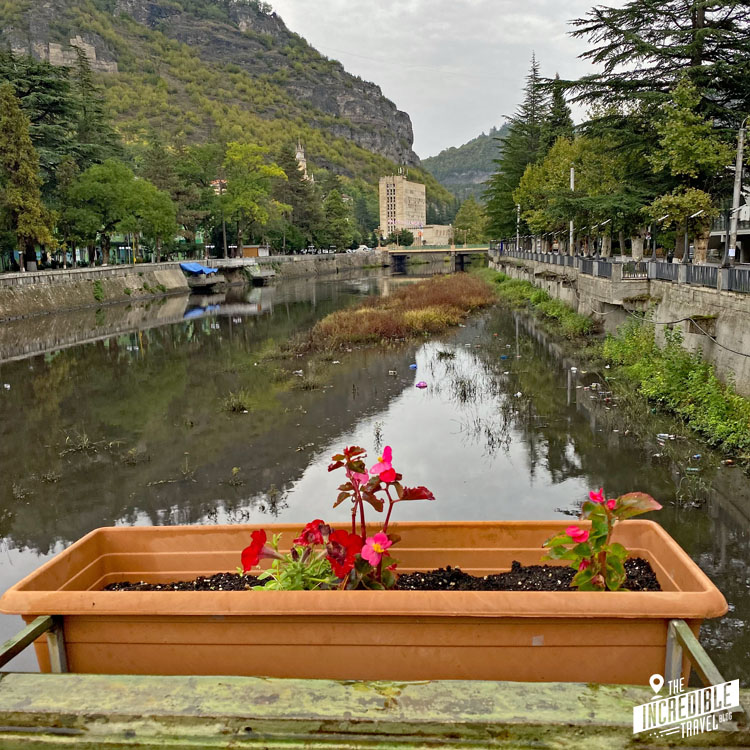 Öder Blumenkasten auf einer Brücke über den Fluss in Chiatura