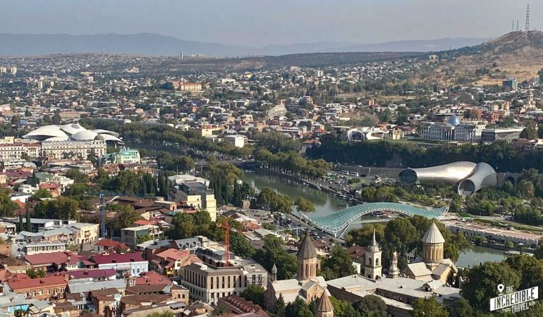 Wie kommt man in Tiflis günstig vom Flughafen in die Stadt?