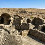 Panorama von Höhlen und Mauern