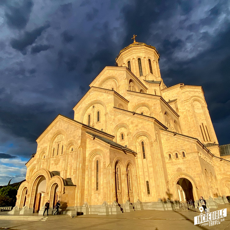 Ansicht der Kathedrale im Sonnenschein vor dunklen Wolken 