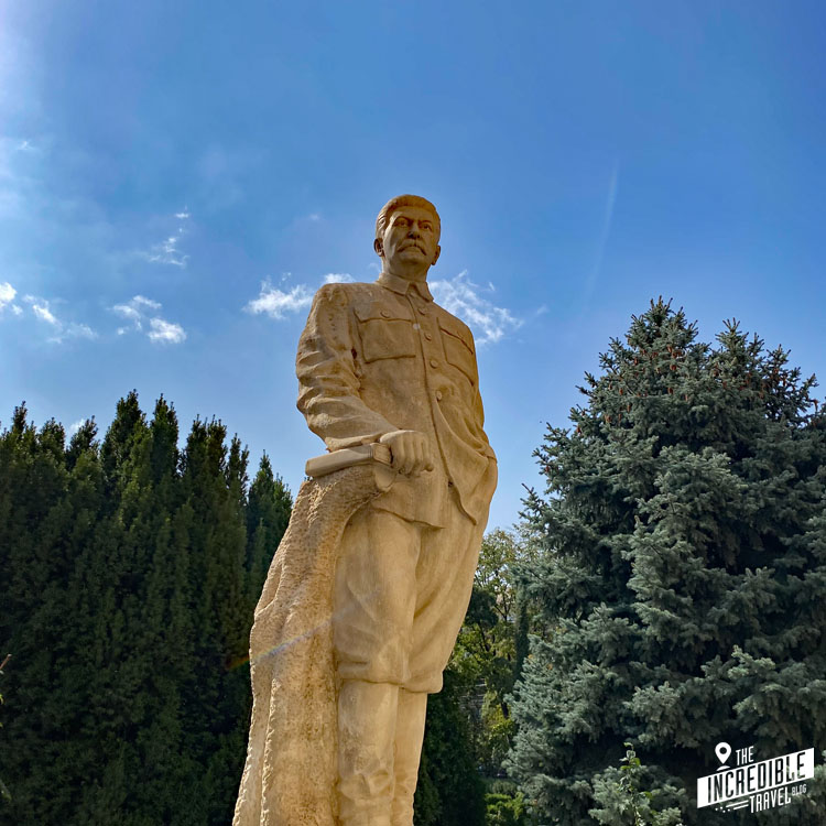 Stalin-Statue im Park vor dem Museum