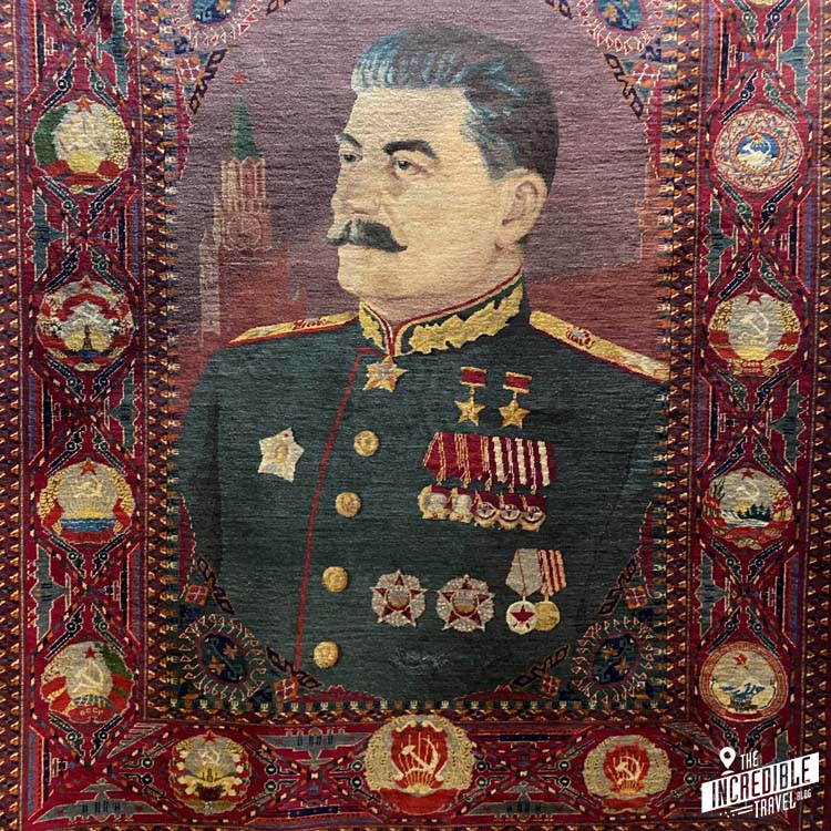 Stalin mit vielen Orden auf einem Teppich