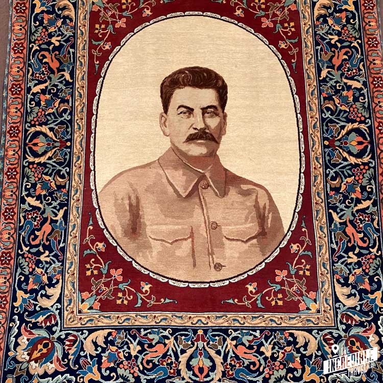 Stalin mit finsterem Blick auf einem Teppich