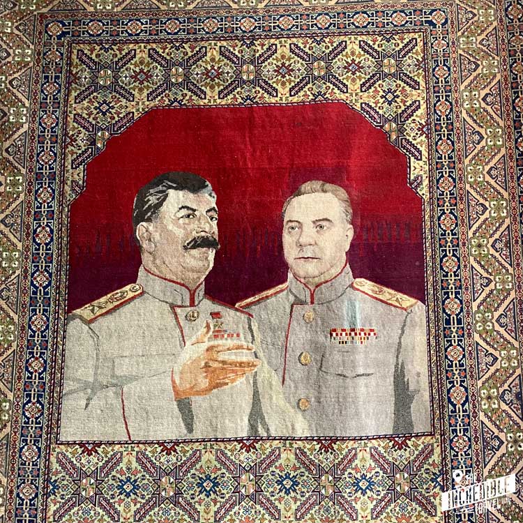Stalin mit Zuhörer auf einem Teppich