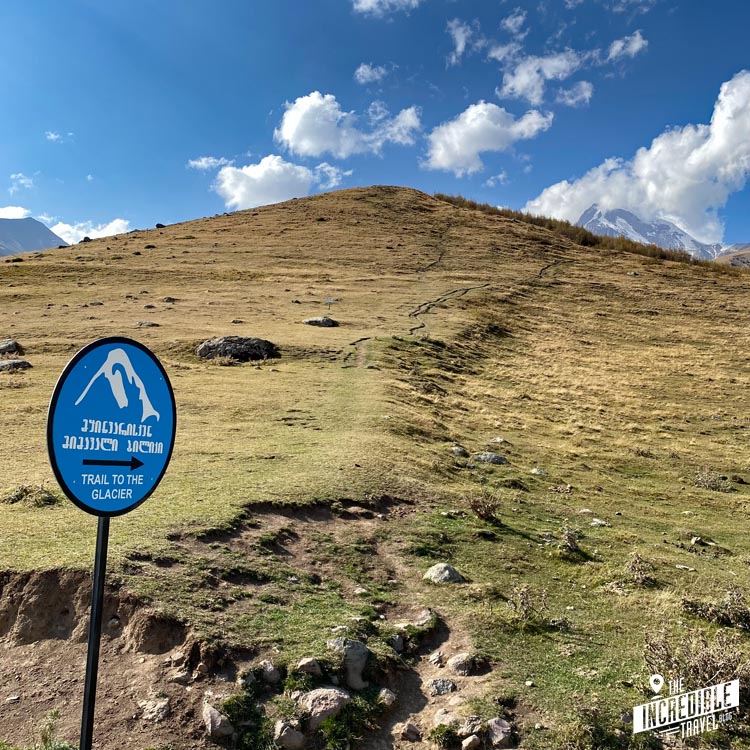 Blaues Hinweisschild für den Trail zum Geregt-Gletscher