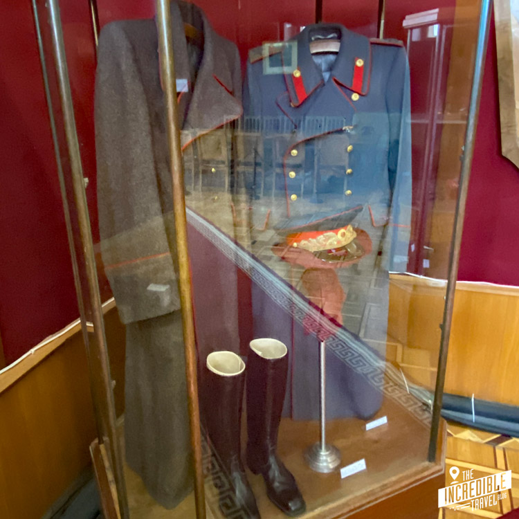 Uniform, Mantel und Stiefel in einem Glasschaukasten