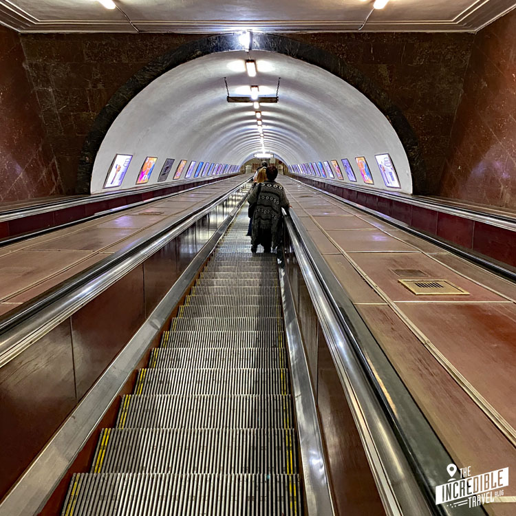 Blick auf den Rolltreppen in die Tiefe einer Metrostation