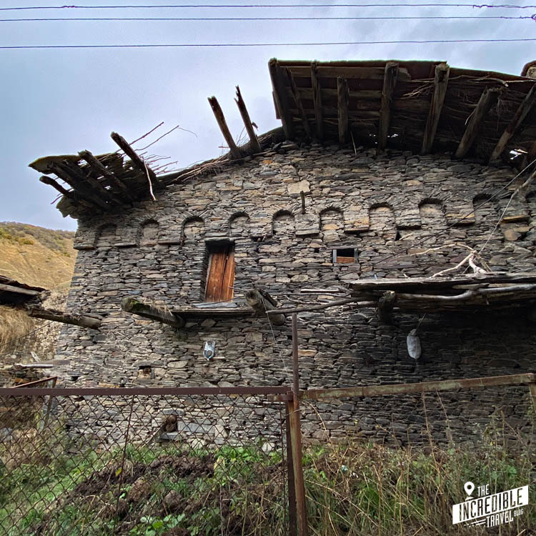 Verfallendes Haus in Ushguli