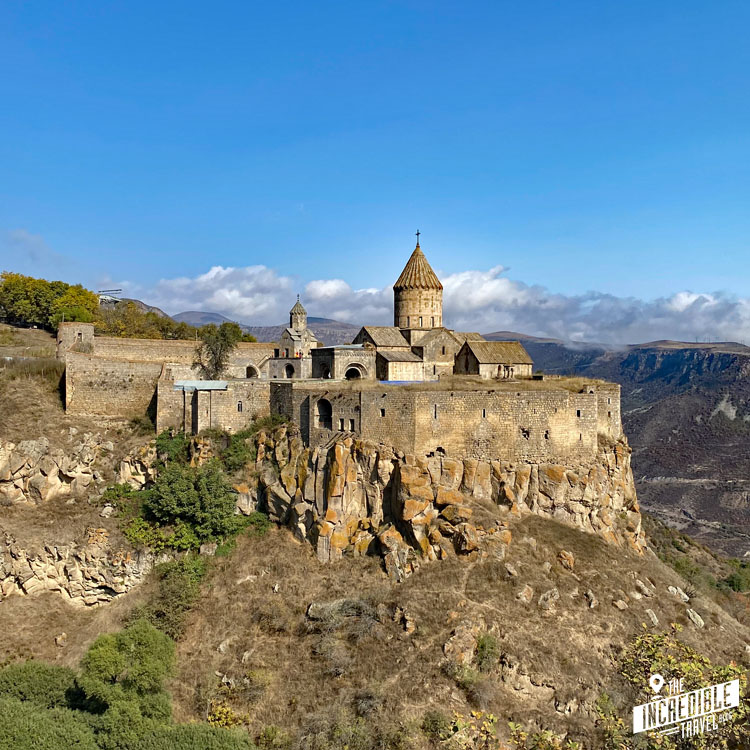Klosteranlage im Panorama auf einem Felsen