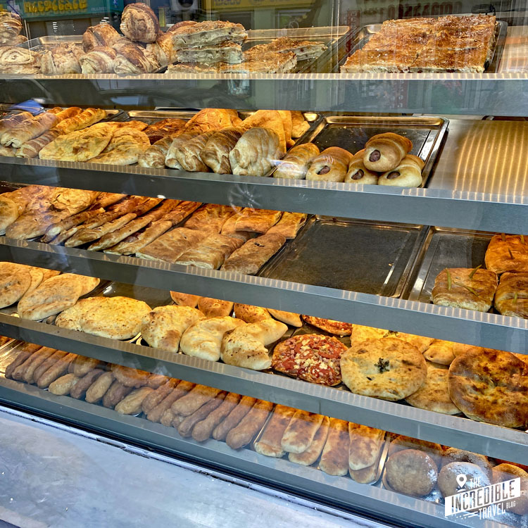 Schaufenster einer Bäckerei mit großer Auswahl an Backwaren