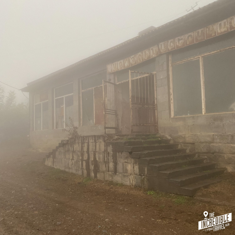 Verlassenes Gebäude im Nebel