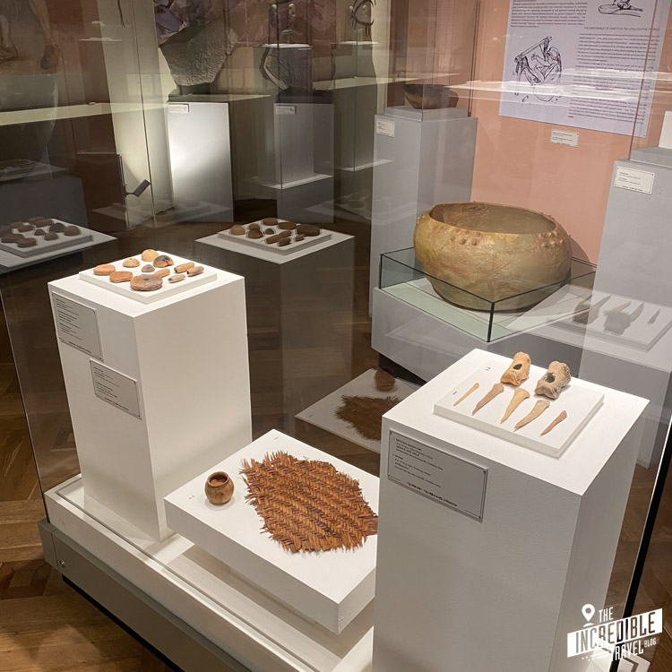 Ausgrabungsfunde im Museum in Vitrinen