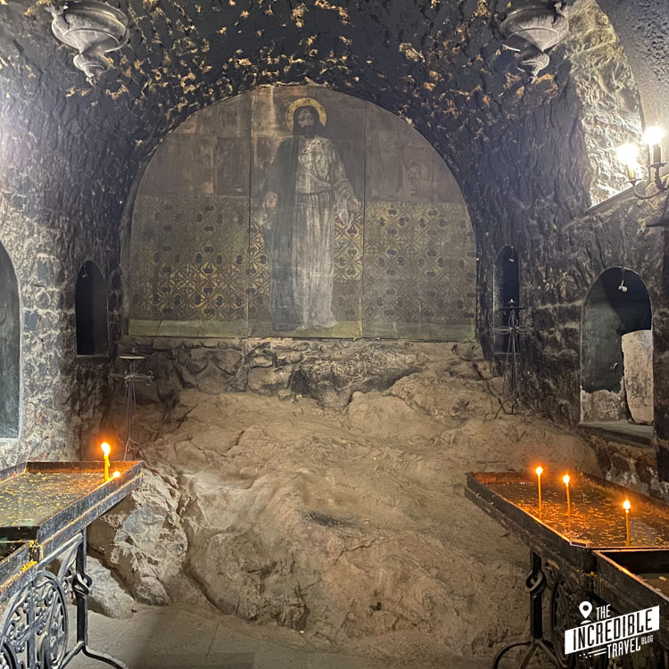 Kapelle von innen mit Jesus and er Wand und Kerzen an den Seiten