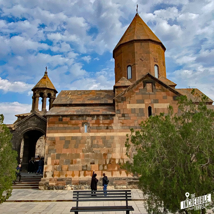 Klosterkirche Khor Virap mit zwei Besuchern