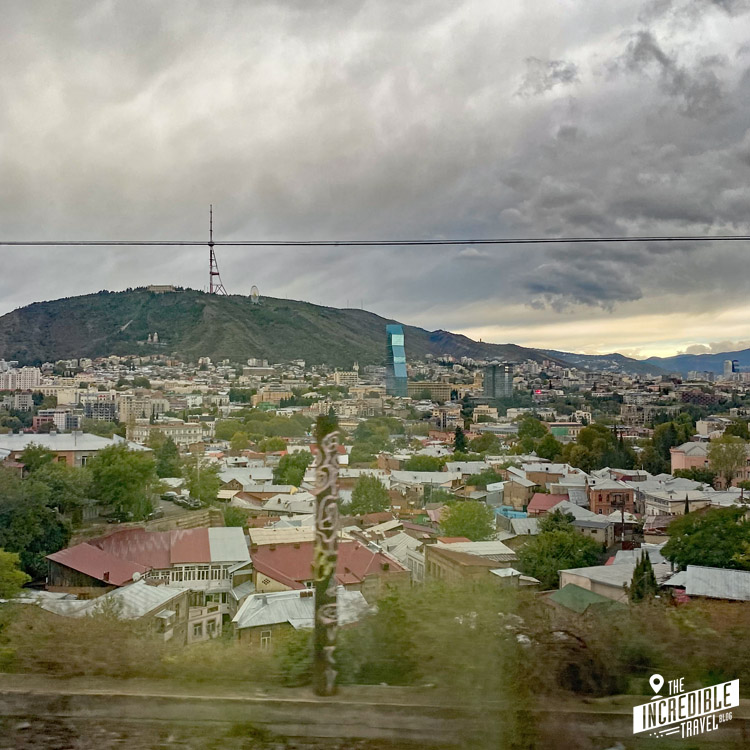 Blick aus dem Zugfenster auf Tiflis