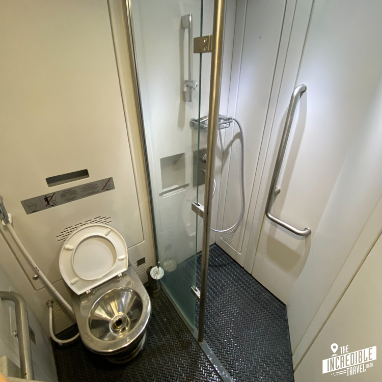 Toilette und Duschkabine im Nachtzug Tiflis Eriwan