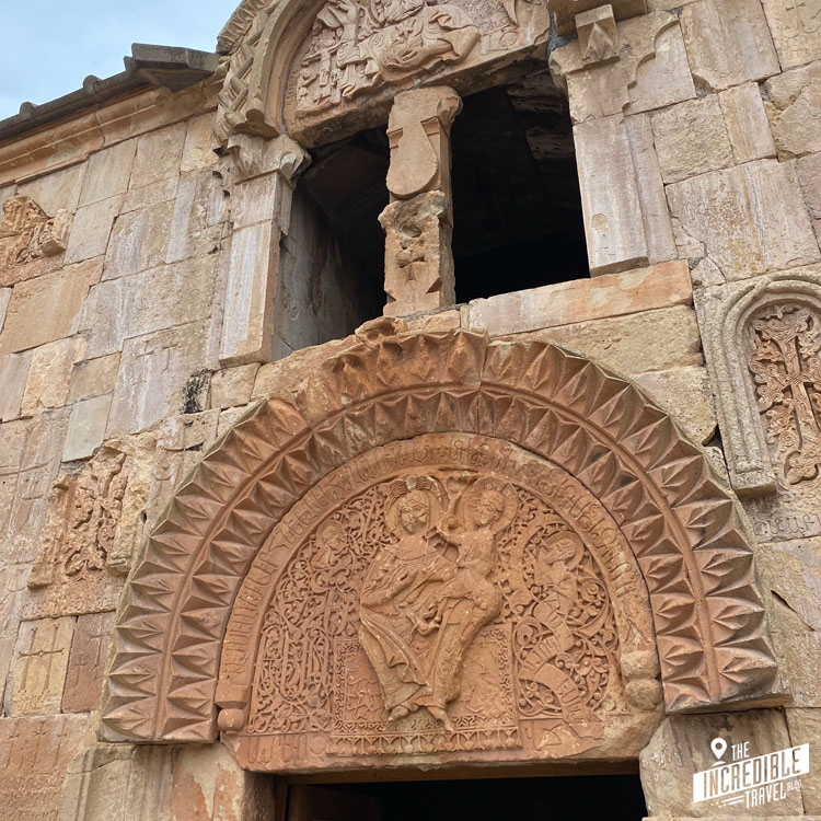 Dekorative Elemente (Maria und Jesus) über der Eingangstür zur Klosterkirche