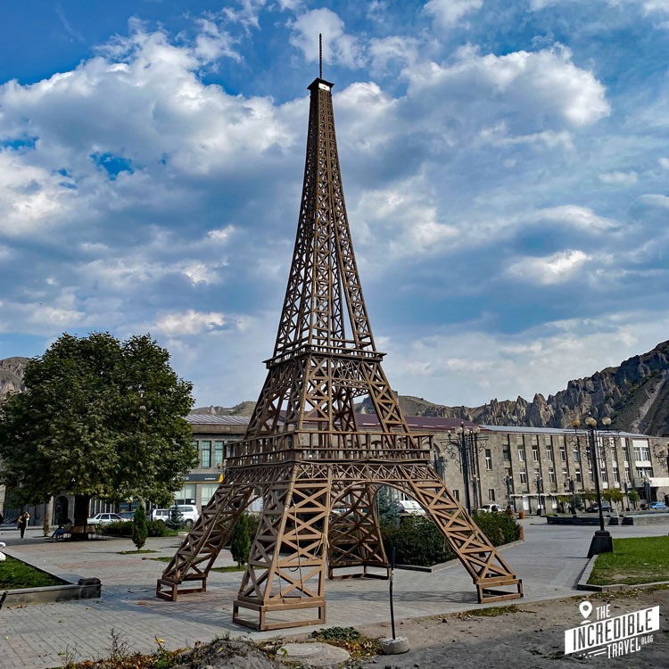 Eiffelturm im Kleinformat (ca. 10 meter hoch) mitten in Boris (Armenien)