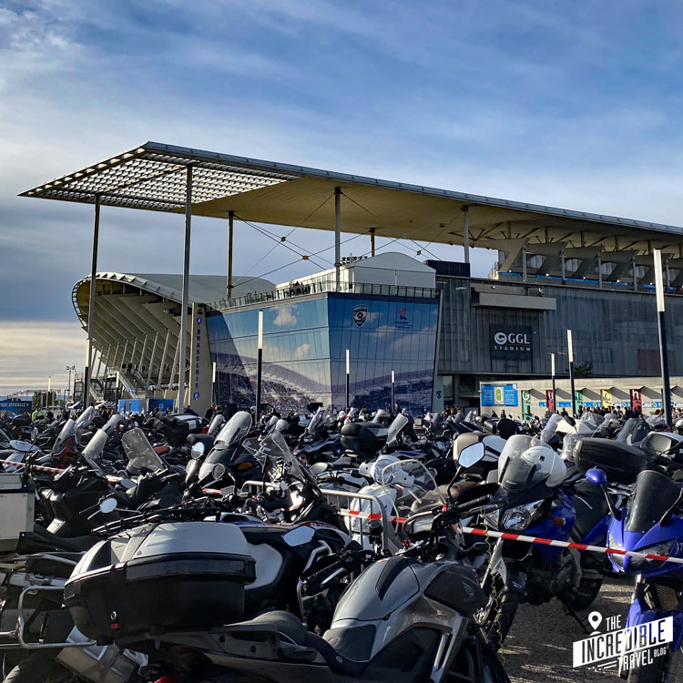 Geparkte Fahrräder und Motorräder vor dem Stadion in Montpellier