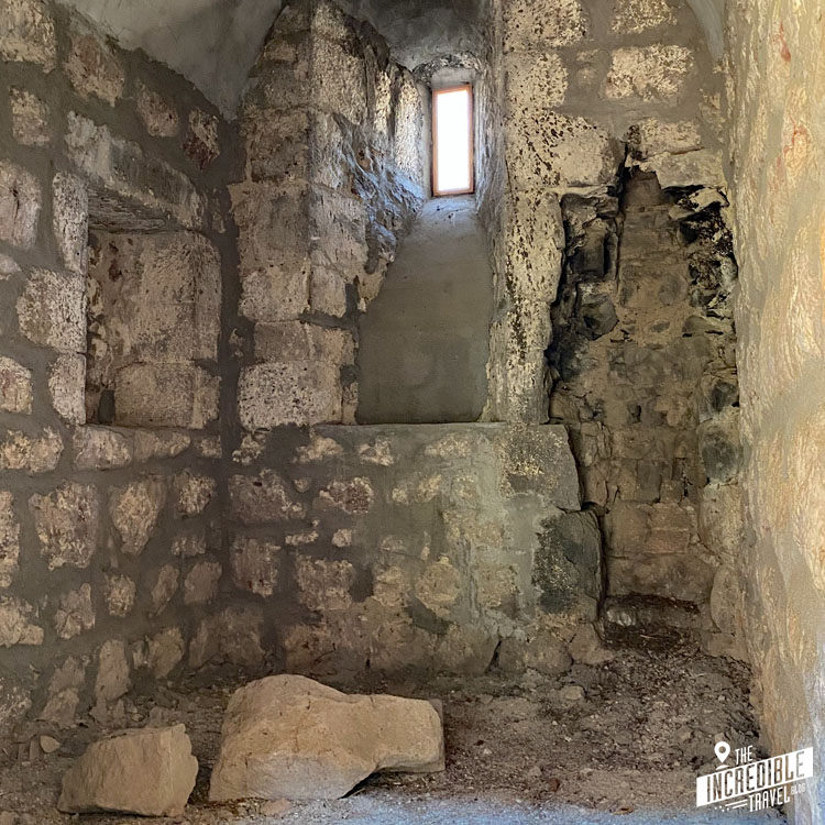 Blick in eine Klosterzelle der Eremitage nahe Tatev