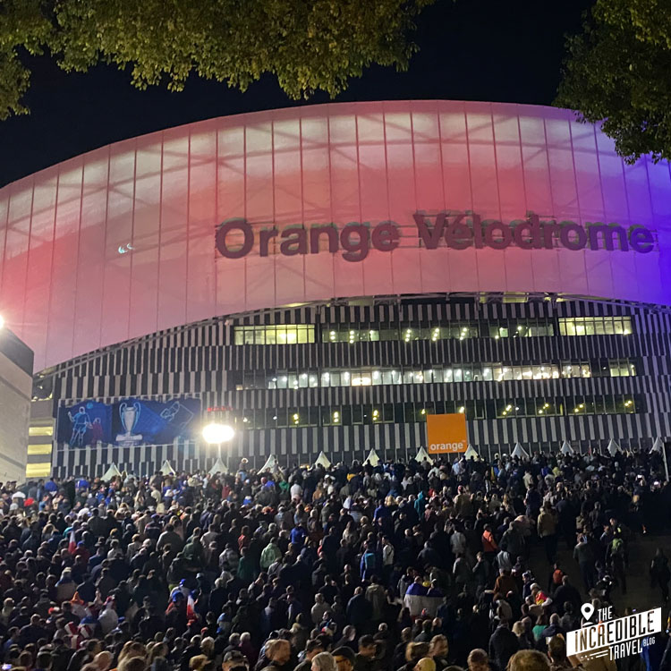 Zuschauer warten auf den Einlass vor dem Orange Vélodrome in Marseille