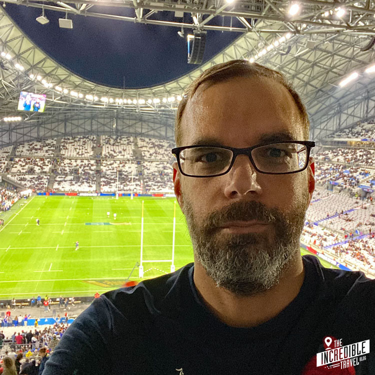 Selfie im Stadion mit Spielfeld im Hintergrund